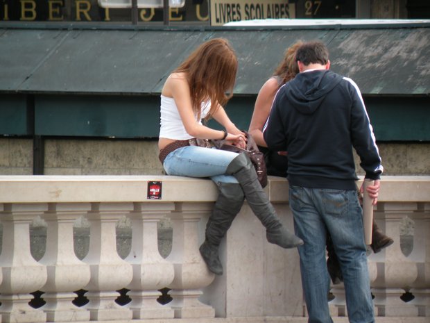  fille en bottes, jean et épaules nues